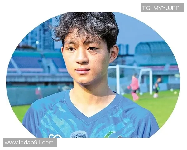 帅小伙勇闯绿茵场与足球明星一决高下的热血传奇故事