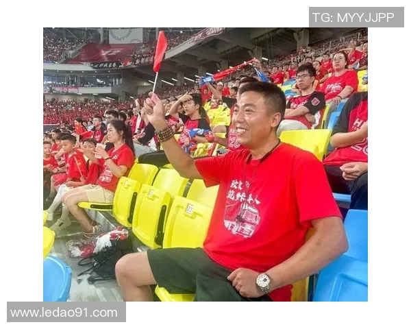 当足球明星冲向看台瞬间引发的热烈反响与球迷情感的交汇 当足球明星冲向看台瞬间引发的热烈反响与球迷情感的交汇