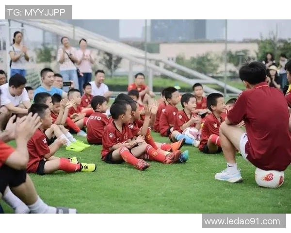 足球明星与孩子们亲密互动温馨瞬间视频分享 足球明星与孩子们亲密互动温馨瞬间视频分享